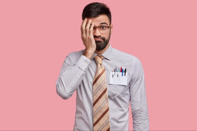 niepewny siebie pracownik