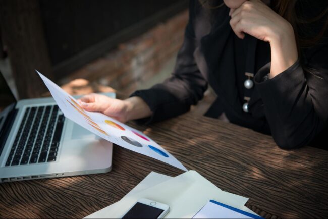 kobieta przeglądająca wykresy prezentujące zebrane dane