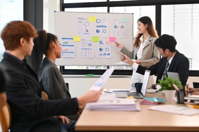 grupa pracowników w trakcie spotkania