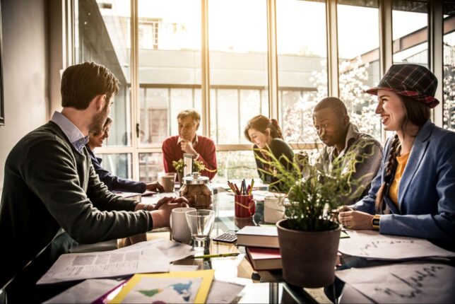 zadowolony zespół w trakcie spotkania